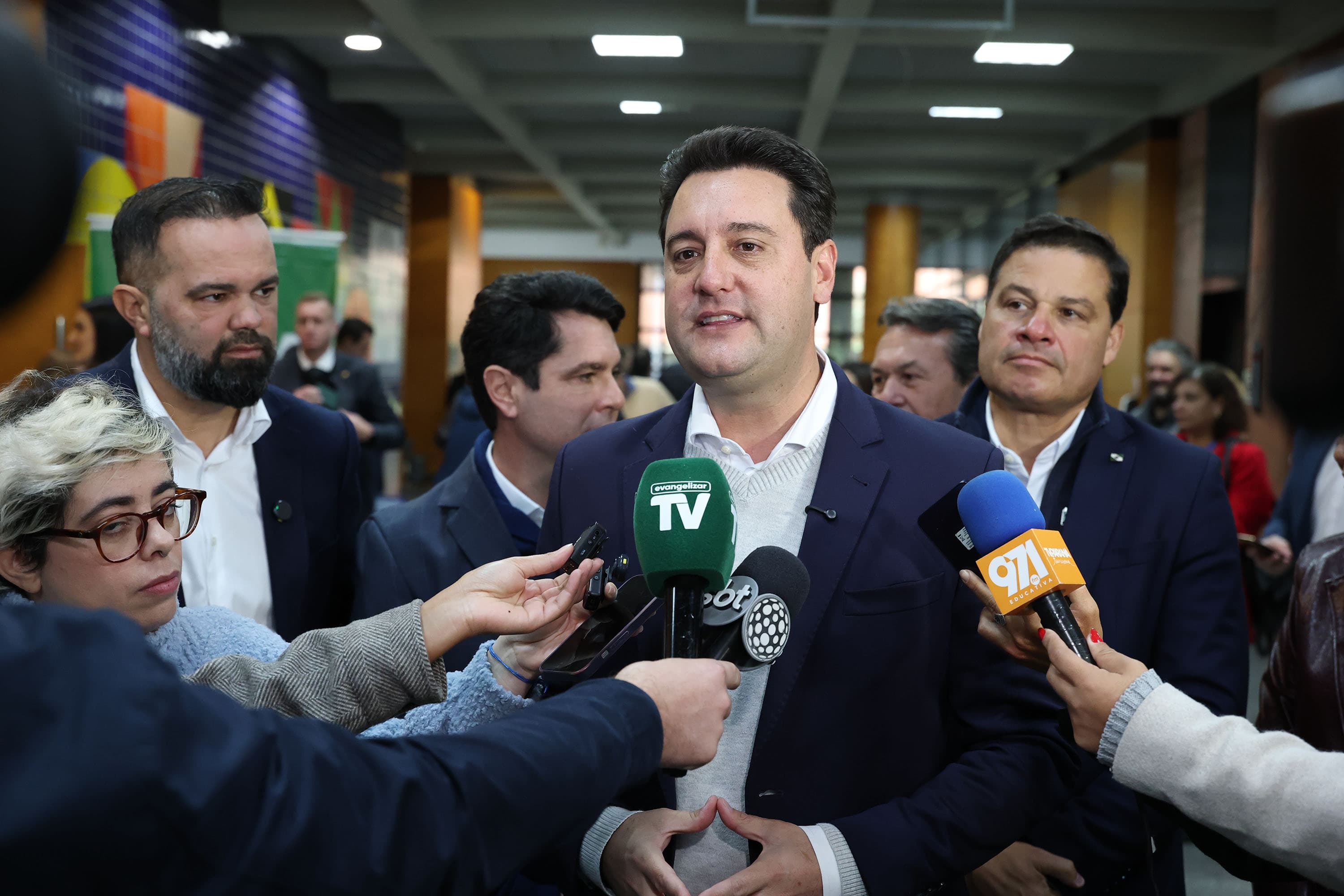 Ratinho joga no tempo certo e transforma aprovação popular em capital político para Sandro Alex
