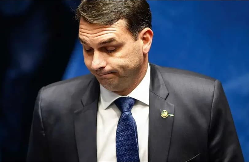 Deus, Pátria, Família, um Rolex no pulso e prostitutas na cama: o moralismo bolsonarista escancarado pela Revista Piauí